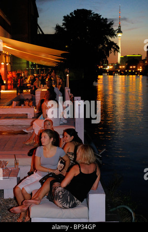 Spindler & Klatt club restaurant & discothèque, terrasse, rivière Spree, Fernsehturm, la tour de télévision, Kreuzberg, Berlin, Allemagne. Banque D'Images