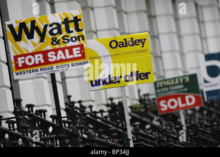 Vente propriété et de laisser à l'extérieur cartes propriétés de Hove. Photo par James Boardman. Banque D'Images