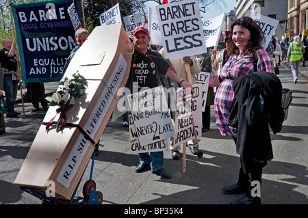 Les retraités marche dans Londres pour protester contre la perte d'avantages et réductions de services sociaux et de bien-être Banque D'Images