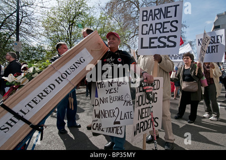 Les retraités marche dans Londres pour protester contre la perte d'avantages et réductions de services sociaux et de bien-être Banque D'Images