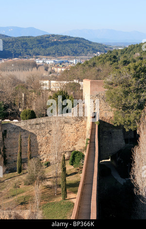 Une vue le long des 'Passeig de la Muralla', de l'allée sur le haut de la ville originale murs entourant Girona Banque D'Images