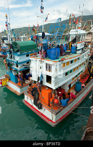 Les pêcheurs thaïlandais et leurs bateaux de pêche amarrés dans le port de Nathon Koh Samui Thaïlande Banque D'Images