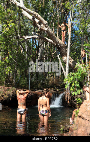 Les enfants jouent dans l'trou, Buley Rock Litchfield National Park, Darwin, Territoire du Nord, Australie Banque D'Images
