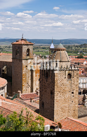 Cigogne blanche nichant sur haut des tours à Trujillo, Estrémadure, Espagne Banque D'Images