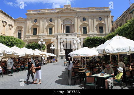 Codina, Caffe exposée et la Bibliothèque nationale, Place de la République, Misraħ Ir-Repubblika, Valletta, Malte, Méditerranée, Europe Banque D'Images