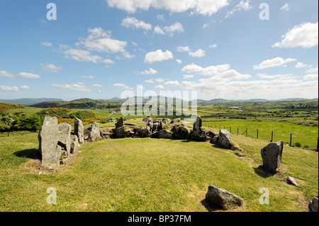 Ballymacdermot chambré néolithique préhistorique sépulture cairn cour près de Newry, County Armagh, en Irlande du Nord, Royaume-Uni Banque D'Images