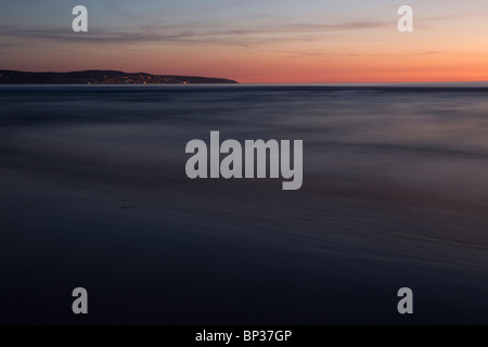 Coucher du soleil à plus de St Ives de Gwithian beach Banque D'Images