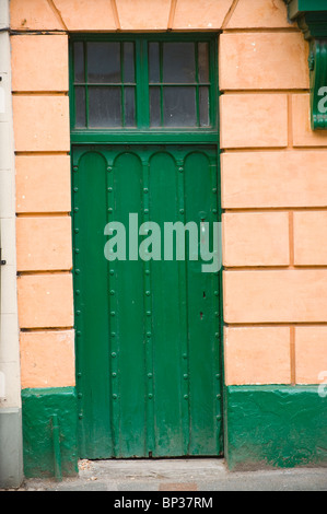 En bois peint vert orné de lambris cloutés porte avant de période maison de ville à UK Banque D'Images