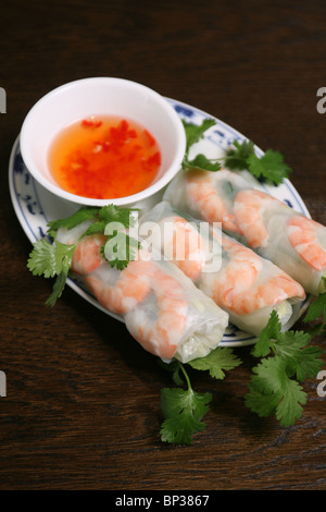 La cuisine vietnamienne langoustines à la vapeur enveloppé dans du papier 'pho' servi avec sauce chili douce. Photo:Jeff Gilbert Banque D'Images