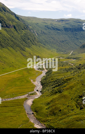 La route à travers la vallée menant jusqu'à l'ouest de la Norvège, Vikfjell Banque D'Images