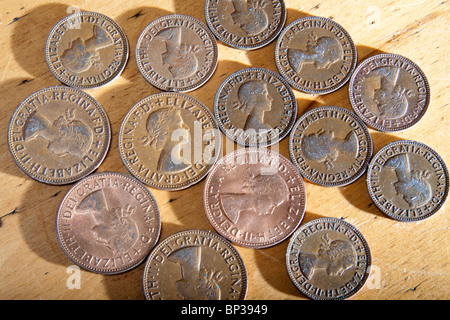 Les jeunes de la reine Elizabeth II pièces de cuivre, face vers le haut. Banque D'Images