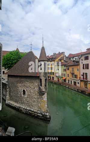 Le Palais de l'Isle, un monument médiéval dans la vieille ville d'Annecy, France. Banque D'Images