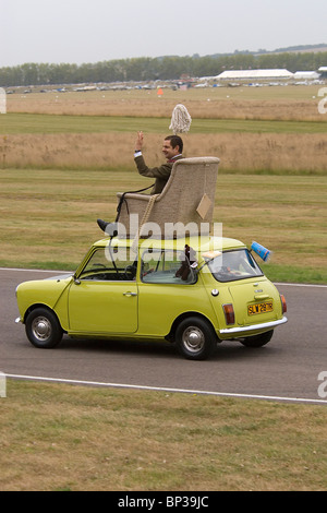 Rowan Atkinson comme Mr Bean au volant de sa mini vert à Goodwood Banque D'Images