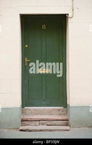 Peint en vert porte avant lambrissés no. 15 avec poignée en laiton de letterbox house en UK Banque D'Images