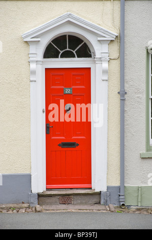 Lambris en bois peint rouge n° de porte avant 22 avec poignée noire letterbox knocker imposte maison de ville géorgienne en UK Banque D'Images