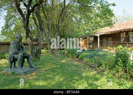 Jeravna (Zheravna), un petit village-musée, statue de Jordan Iovkov devant sa maison natale (célèbre écrivain), région de Sliven, Bulgarie, Balkans Banque D'Images