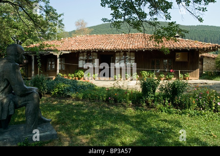 Jeravna (Zheravna), un petit village-musée, statue de Jordan Iovkov devant sa maison natale (célèbre écrivain), région de Sliven, Bulgarie, Balkans Banque D'Images