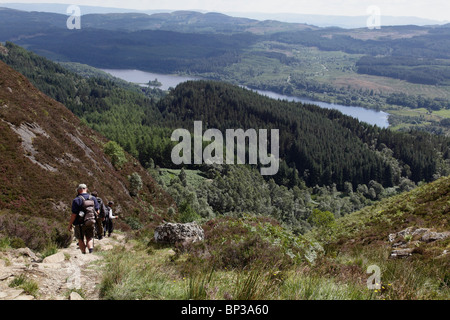 Un groupe d'ordre décroissant les randonneurs du sommet du Ben A'un dans les Trossachs, Ecosse, Royaume-Uni Banque D'Images