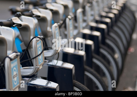 Rangée de bicyclettes, Barclays Cycle Hire Scheme TFL station d'accueil, Londres, Royaume-Uni Banque D'Images