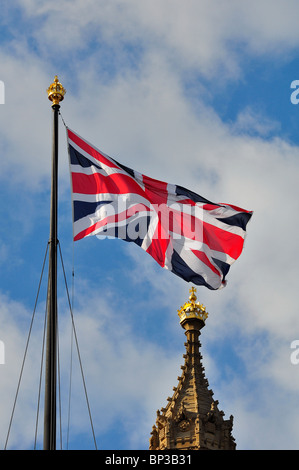Union Jack drapeau britannique survolant la Tour Victoria Westminster Banque D'Images