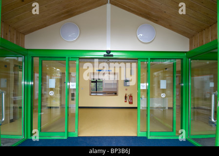 New Forest Centre de naissance, l'hôpital Ashhurst entrée avec portes en verre automatique Banque D'Images