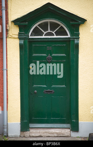 Panneaux en bois peint vert n° de porte avant 23 avec le bouton noir heurtoir letterbox et imposte de maison de ville géorgienne en UK Banque D'Images