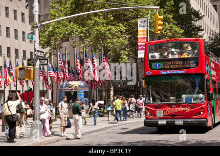 Double Decker Bus de tournée du Rockefeller Center,NYC Banque D'Images