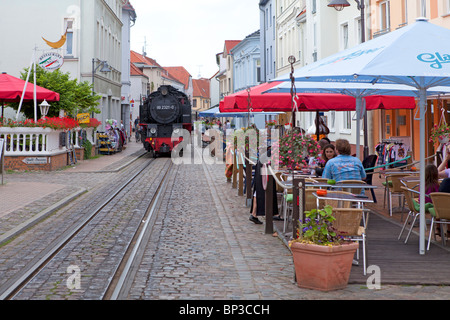 Le train à vapeur "olli" en passant par le centre-ville de Bad Doberan, Schleswig-Holstein, Allemagne Banque D'Images