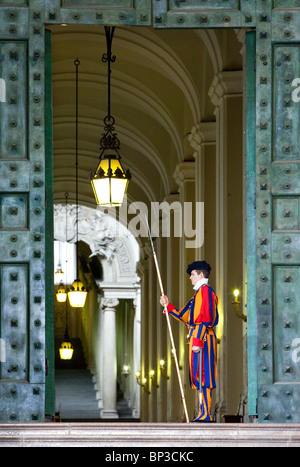 Garde suisse pontificale à la basilique Saint-Pierre, Vatican, Rome Lazio Italie Banque D'Images