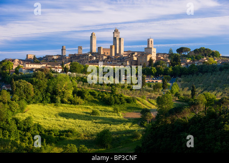 Campagne toscane et la ville médiévale de San Gimignano, Toscane Italie Banque D'Images