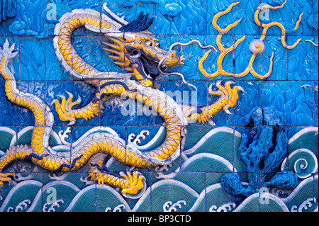 Asie Chine Pékin. Dragons stylisés presque sauter de ce mur carrelé dans la Cité Interdite de Beijing un site du patrimoine mondial de la Chine. Banque D'Images