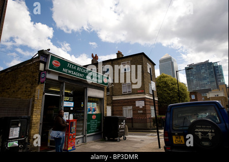 Pratique dans un quartier pauvre de l'Est de Londres les plus riches symboles de la ville en arrière-plan, tels que Canary Wharf Banque D'Images