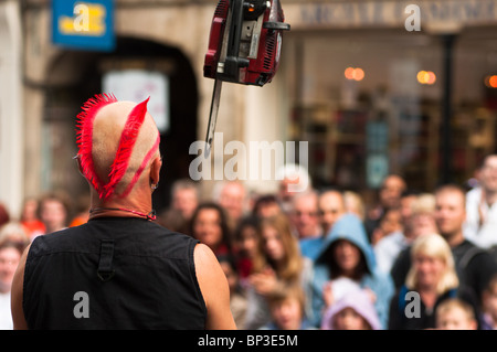 Jongleur de scie à chaîne sur le Royal Mile, au cours de l'Edinburgh Fringe Festival 2010 Banque D'Images