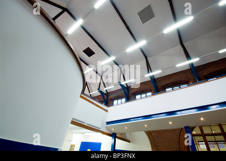 Peter Symonds College Library plafond intérieur Banque D'Images