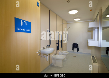 Toilettes et douche patient signe sur porte ouverte Nouvelle Forêt Centre de naissance, l'hôpital Ashhurst Banque D'Images