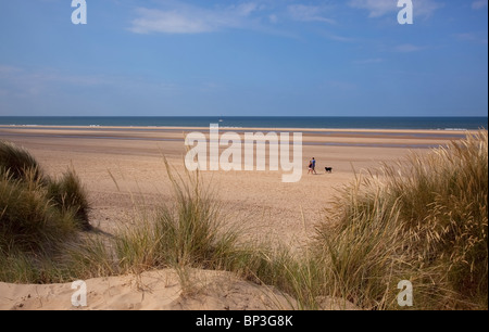Couple en train de marcher le long de la plage, Holkham, Norfolk, Angleterre Banque D'Images