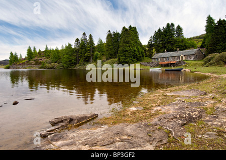 Loch Ordie à distance, près de Dunkeld, Écosse avec old stone cottages, chaloupes & boat house prises à l'été Banque D'Images