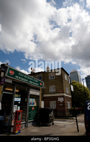 Pratique dans un quartier pauvre de l'Est de Londres les plus riches symboles de la ville en arrière-plan, tels que Canary Wharf Banque D'Images