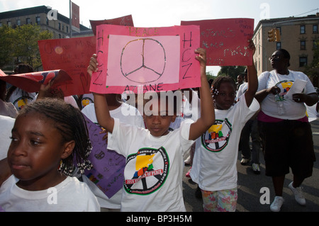 Des centaines dans les rues de Harlem dans le Harlem Children's Zone 16e Marche pour la paix à New York Banque D'Images