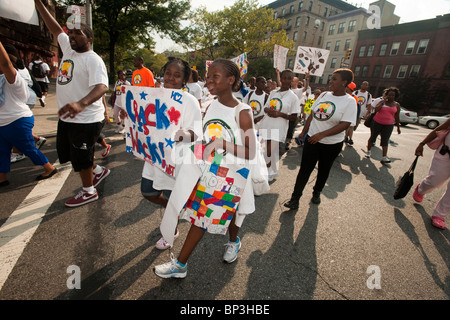 Des centaines dans les rues de Harlem dans le Harlem Children's Zone 16e Marche pour la paix à New York Banque D'Images