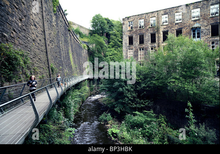 Le Millenium Bridge, le long de la rivière à Goyt New Mills, Derbyshire. Banque D'Images