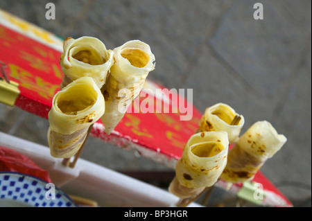 Chine, Province du Yunnan, Dali. La vieille ville de Dali- crêpe roulée collations / Chinese Street food. Banque D'Images