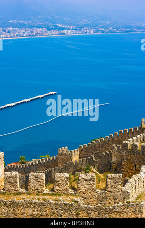 Vue sur le château d'Alanya et port, Alanya, Turquie. Banque D'Images