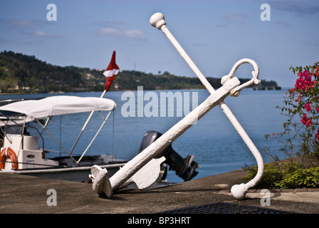 Une ancre décorative sur la jetée d'Errol Flynn marina à Port Antonio, Jamaïque, Caraïbes. Banque D'Images