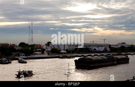 Bateau remorqueur tirant une barge des déchets de la rivière Chao Praya, à Bangkok, Thaïlande Banque D'Images