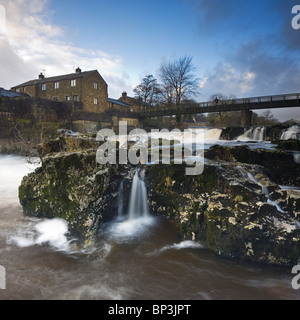 Circulant sur la rivière Wharfe Linton Falls près de Grassington Wharfedale Yorkshire Dales UK square tilt shift vue panoramique Banque D'Images