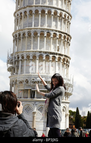 Tourist posant avec la Tour de Pise à Pise, Italie Banque D'Images