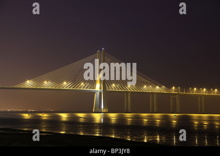 Pont Vasco da Gama est éclairée la nuit, Lisbonne Portugal Banque D'Images