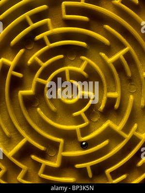 Fermer le centre d'un labyrinthe circlular avec une balle en argent. (L'objet d'origine est à seulement 80mm de diamètre.) Banque D'Images