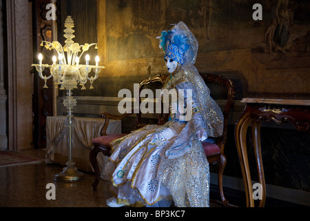 Modèle en costume pour le Carnaval de Venise, Italie photographiés dans un palais du xviie siècle Banque D'Images